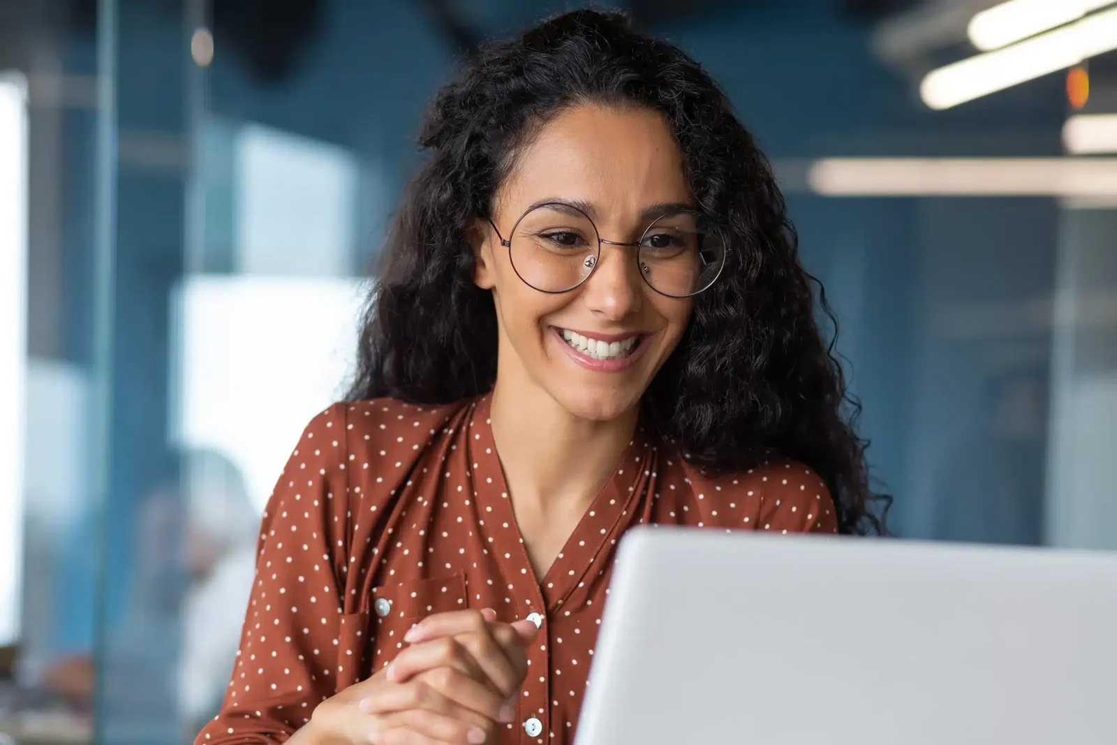 Femme souriante devant son ordinateur portable, site WordPress sous Hello Elementor réparé