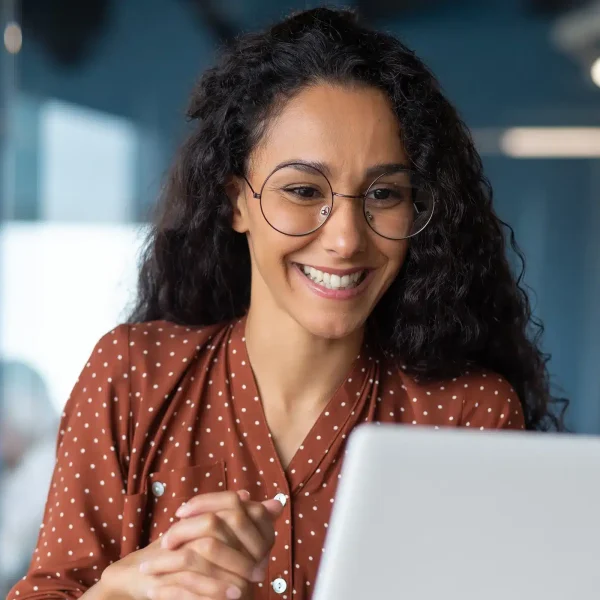 Femme souriante devant son ordinateur portable, site WordPress sous Hello Elementor réparé