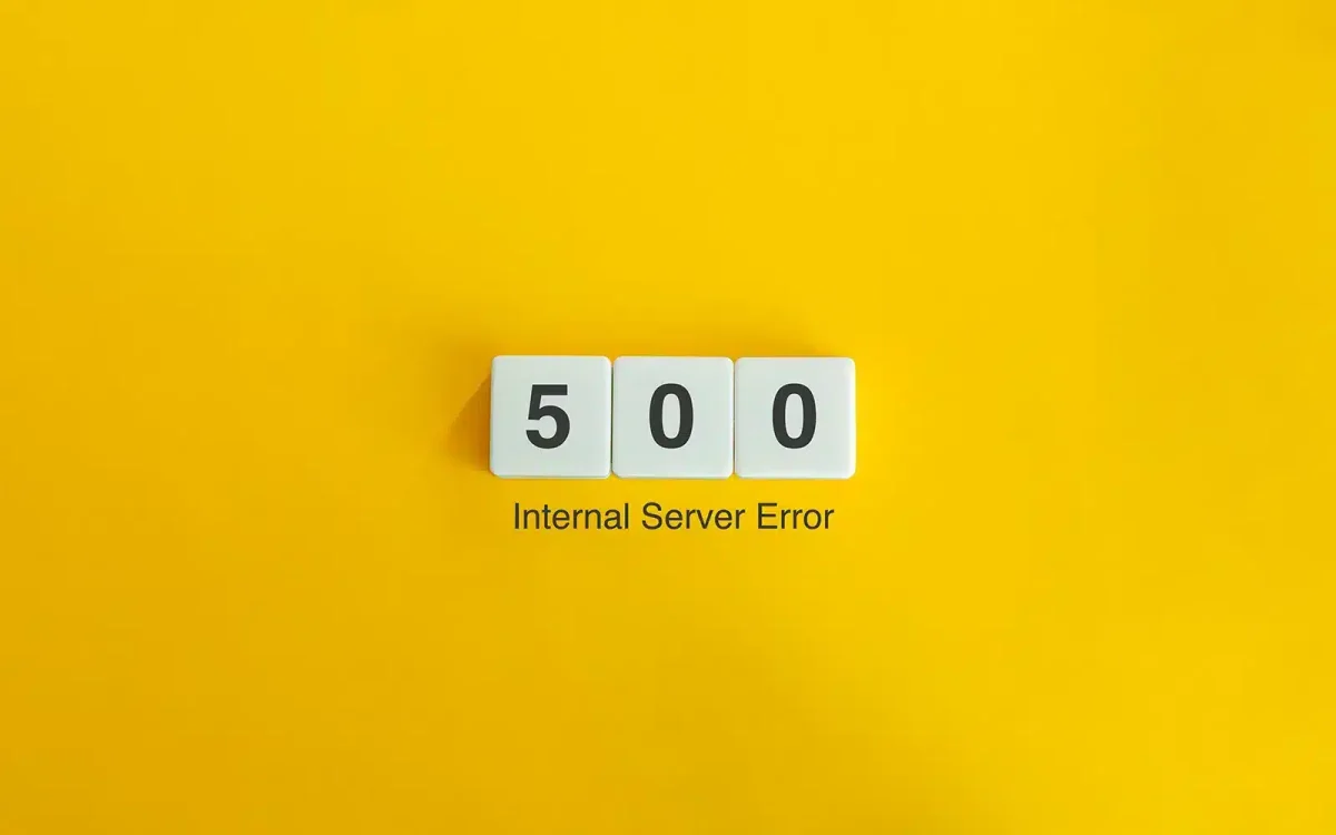 Fond jaune avec des blocs blancs affichant les chiffres « 500 » et le texte « Erreur interne du serveur » en dessous, souvent vu lorsqu'un site WordPress ou WooCommerce rencontre une erreur 500.