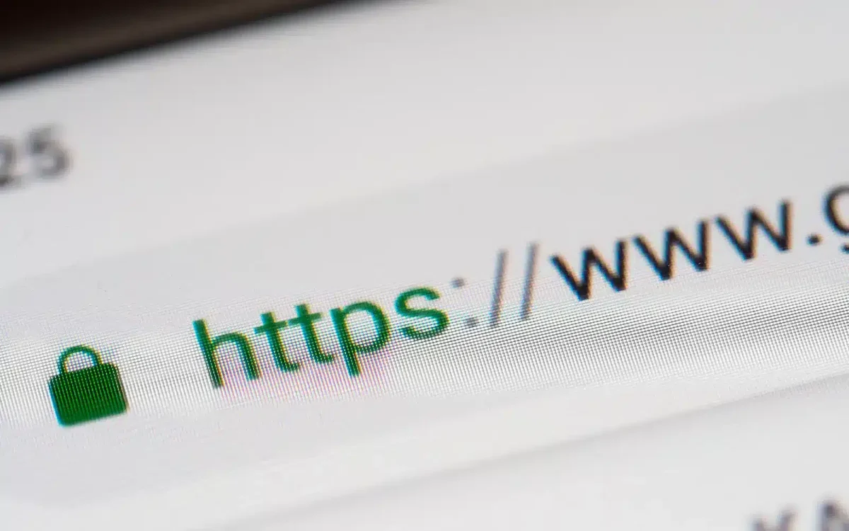 Gros plan d'une barre d'adresse de navigateur affichant « https://www. » avec une icône de cadenas vert indiquant une connexion sécurisée, soulignant la sécurité de la visite d'un site WordPress via HTTPS.