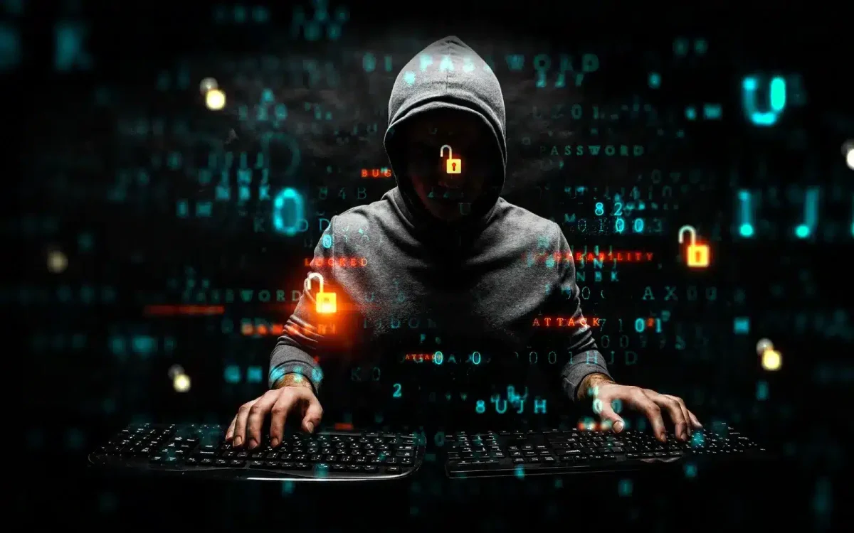 Une personne portant un sweat-shirt à capuche devant un clavier. Des symboles numériques et des icônes de verrouillage sont superposés, suggérant des thèmes de piratage ou de cybersécurité, et faisant allusion à la menace extérieure posée aux sites vulnérables comme WordPress.