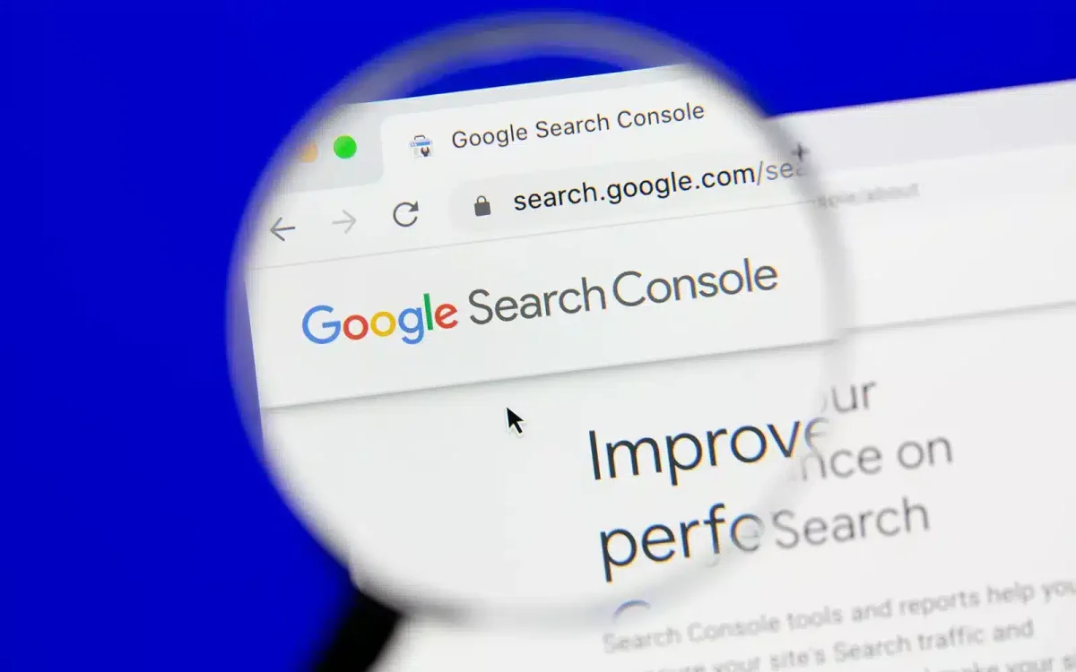 Une loupe se concentre sur la page d'accueil de Google Search Console, mettant en évidence l'en-tête du site et une partie du contenu du site Web, mettant en valeur les avantages pour ceux qui ont besoin de surveiller le site WordPress.
