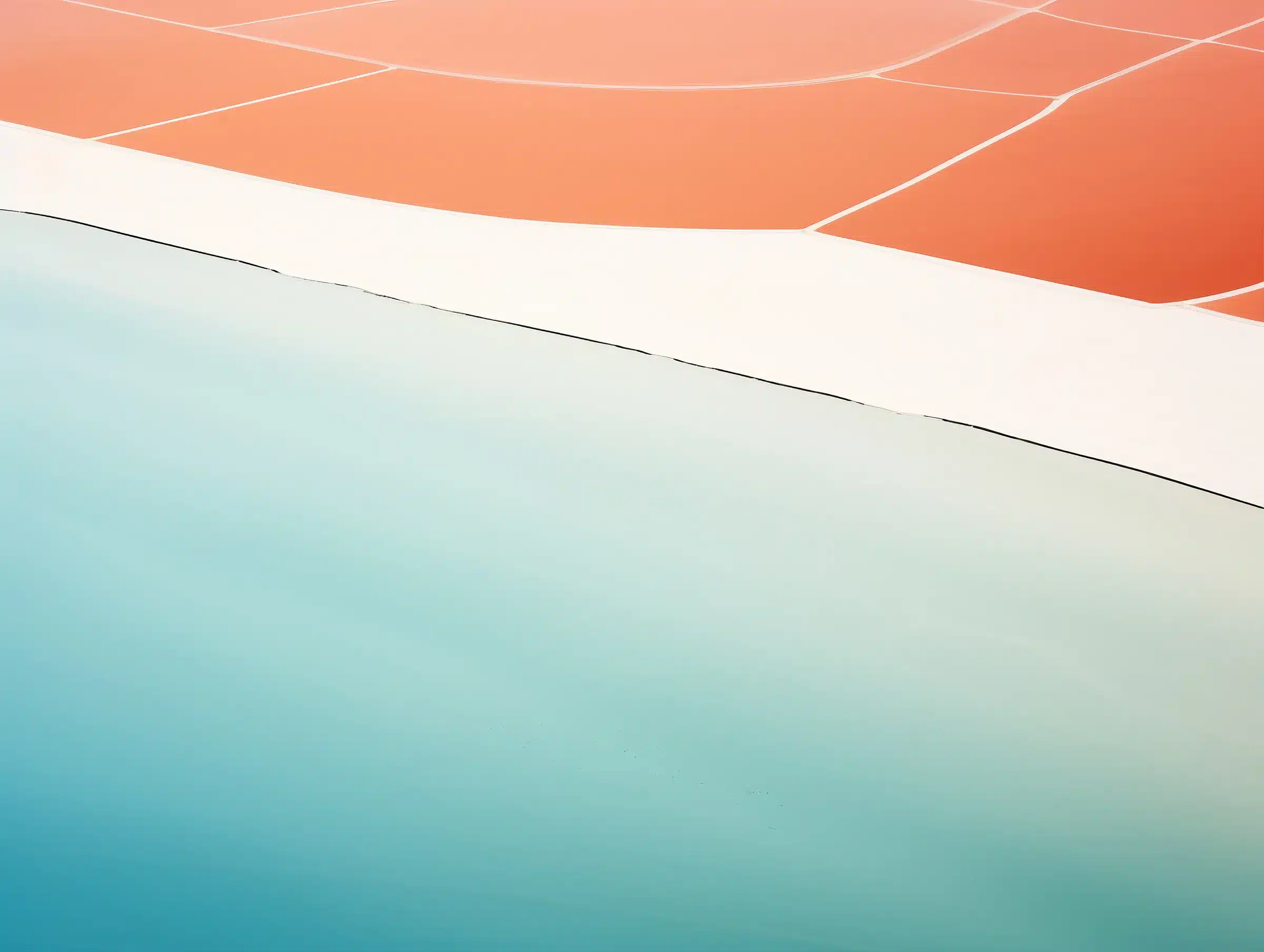 À propos, une vue aérienne d'un paysage révèle des motifs géométriques orange et crème à côté d'un plan d'eau bleu dégradé.