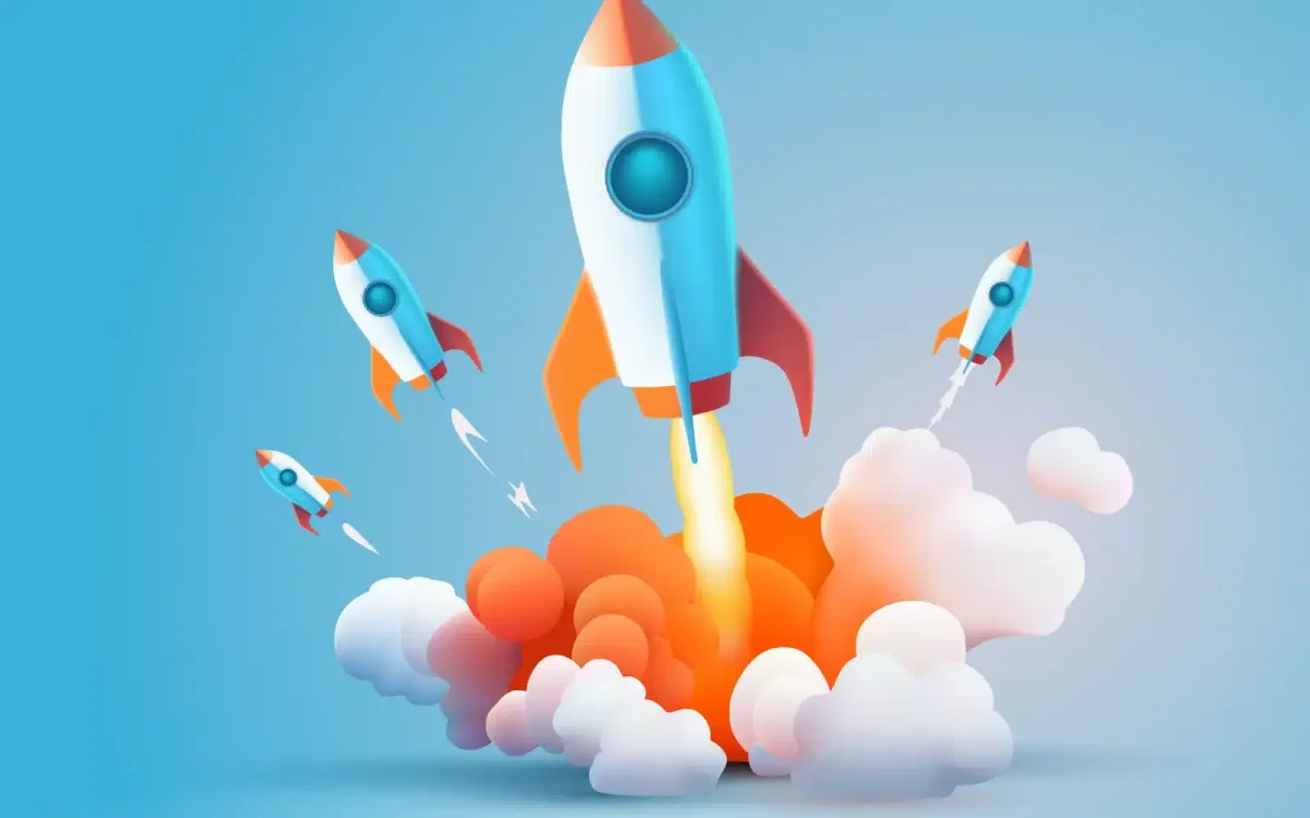 Trois fusées de dessin animé, symbolisant la puissance de WP-Rocket, sont lancées au milieu de nuages blancs et orange sur un fond bleu, une métaphore parfaite pour augmenter la vitesse de votre site WordPress.