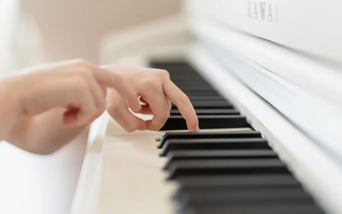 Mains sur le clavier d'un piano, illustration de la sortie de WordPress 6.8 Cecil