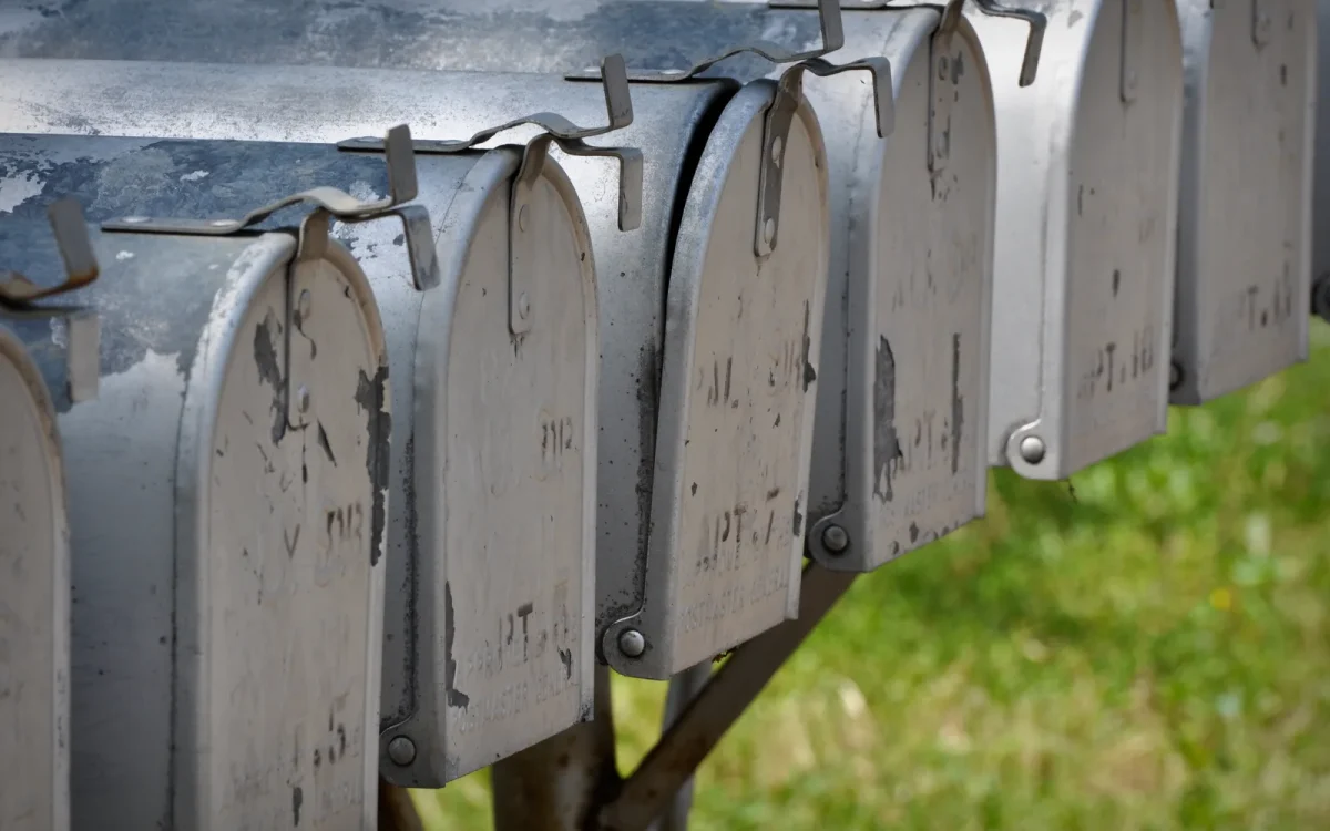 Rangée de boîtes aux lettres, illustration de la faille de l'extension e-mail Post SMTP