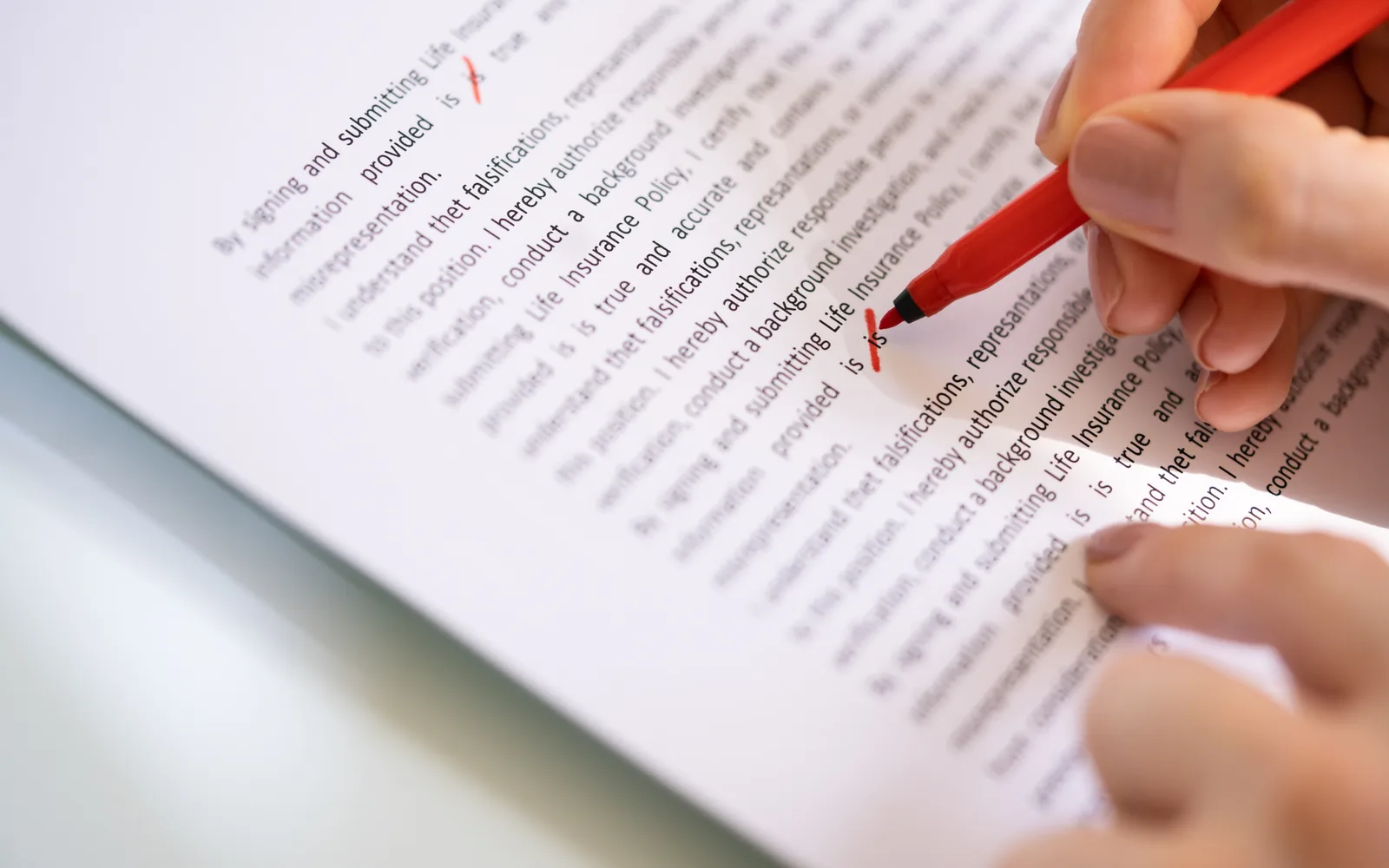 Relecture d'un document au stylo rouge, illustration des notes de WordPress 6.9