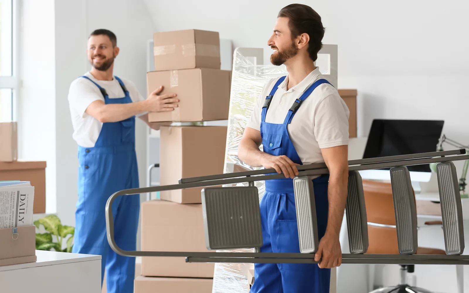 Déménageurs portant des cartons, illustration de la faille de l'extension All-in-One WP Migration