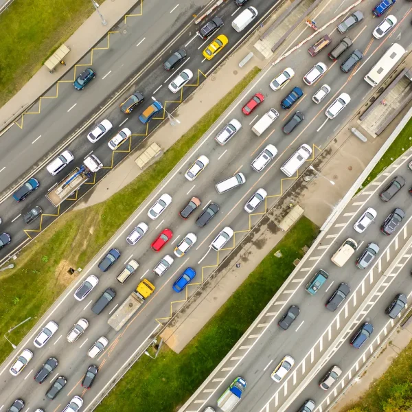 Vue aérienne d'embouteillages sur plusieurs voies d'autoroute, pour illustrer une administration WordPress lente