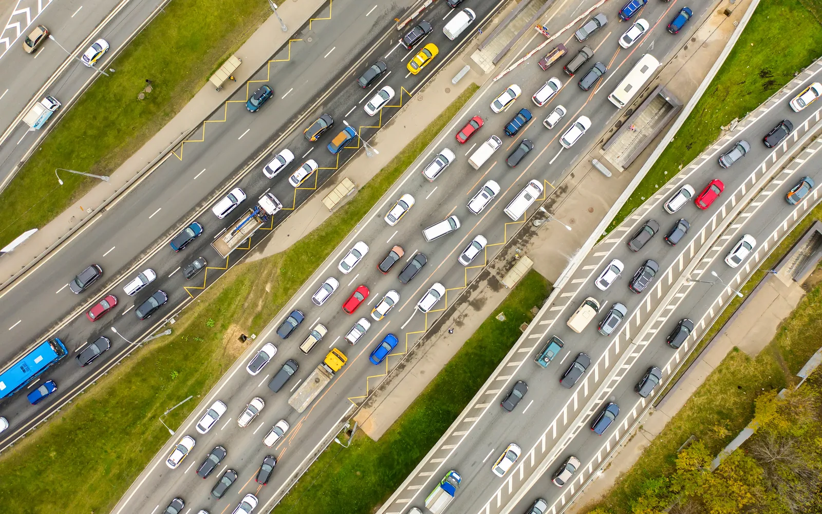 Vue aérienne d'embouteillages sur plusieurs voies d'autoroute, pour illustrer une administration WordPress lente