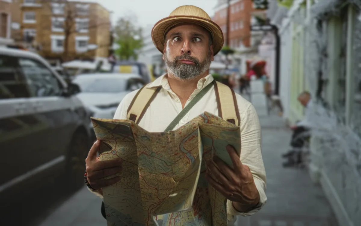 Voyageur perplexe, carte routière dépliée en main dans une rue animée, pour illustrer une page WordPress introuvable (erreur 404)
