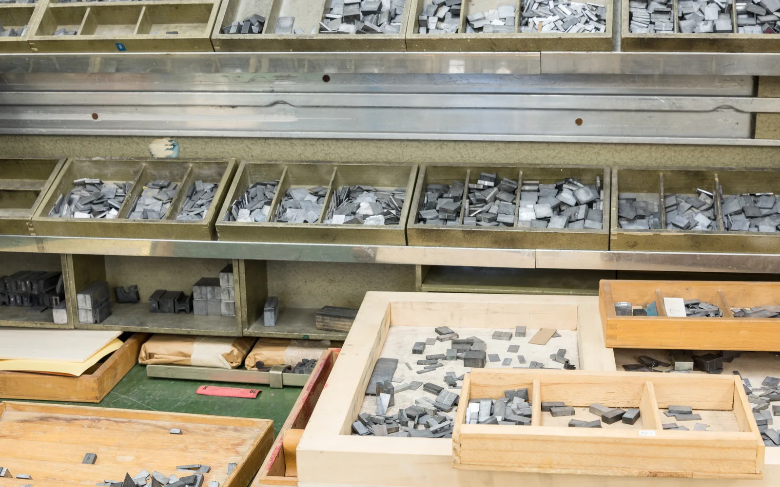 Casiers en bois remplis de caractères d'imprimerie en plomb dans un atelier lumineux, pour illustrer les icônes Elementor qui ne s'affichent plus