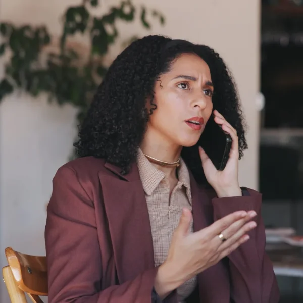 Commerçante stressée au téléphone après une mise à jour qui a cassé son site WordPress