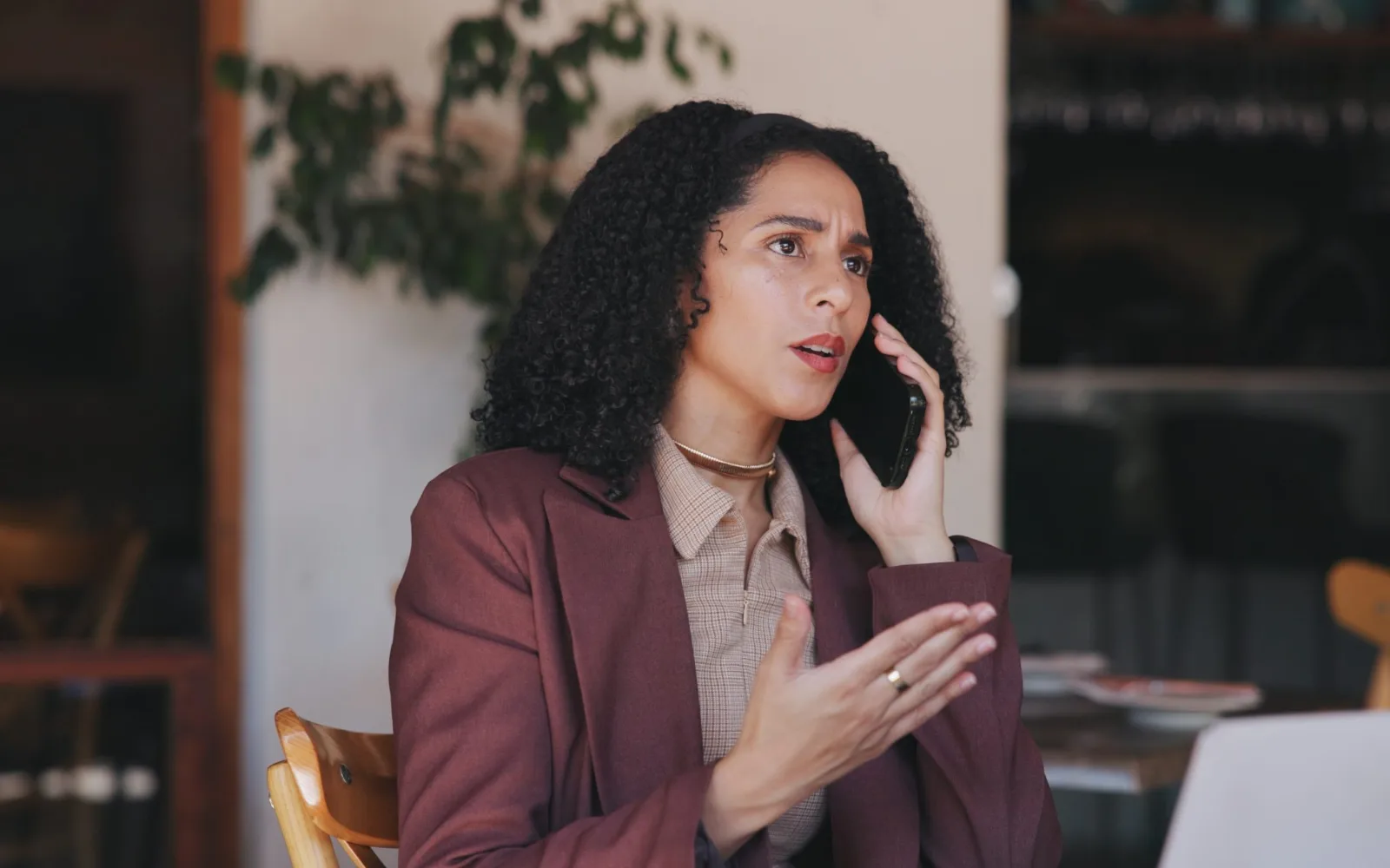 Commerçante stressée au téléphone après une mise à jour qui a cassé son site WordPress