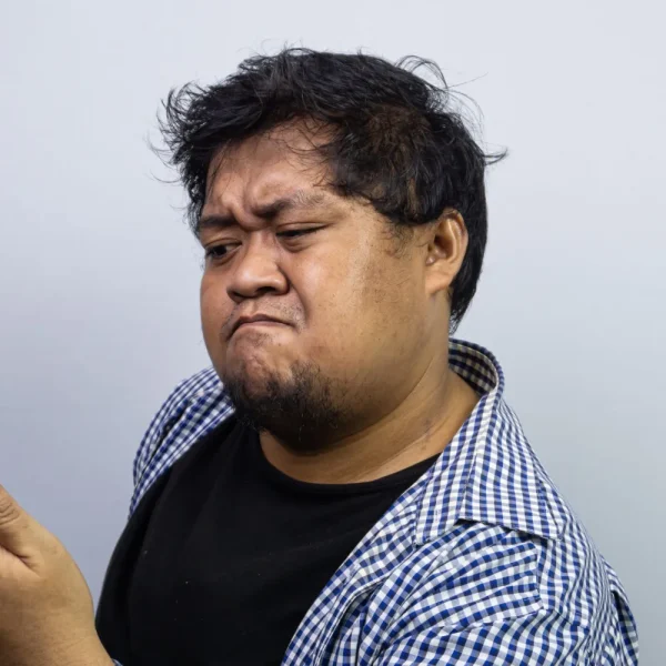 Personne surprise devant son smartphone qui affiche un site inconnu au lieu du site WordPress attendu